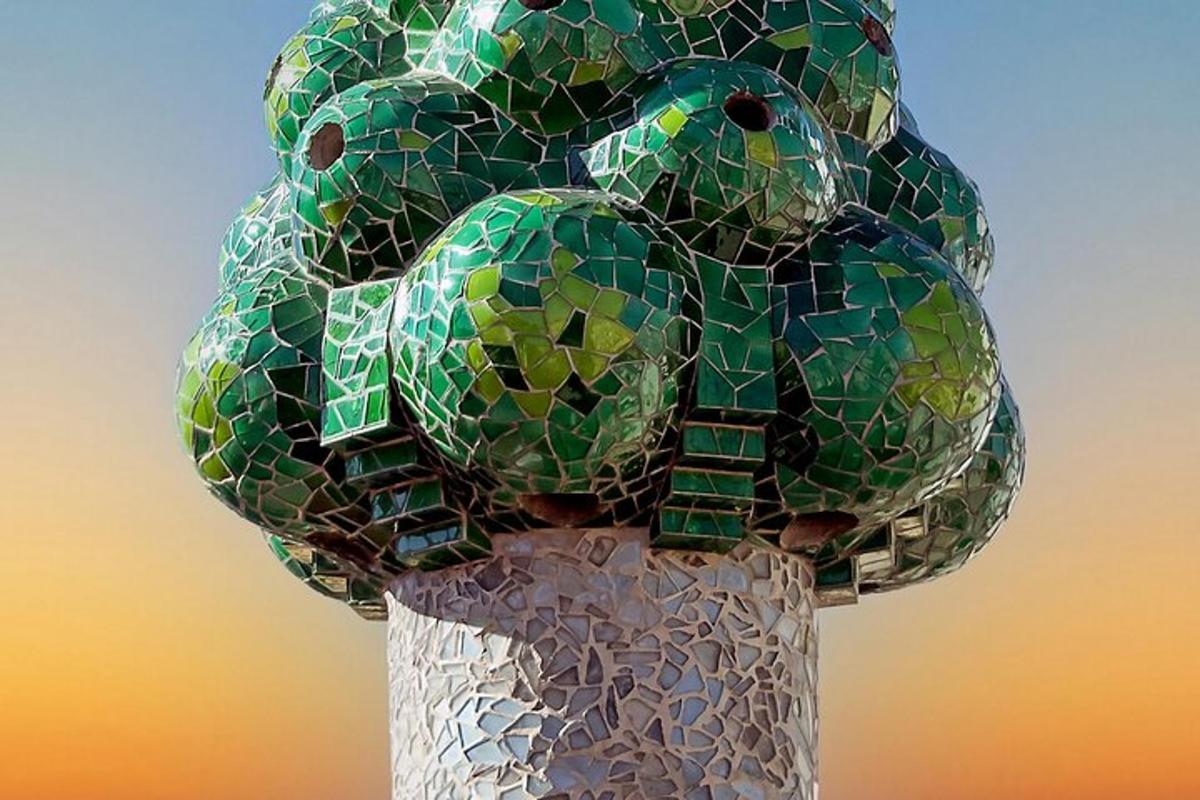 una statua di un vaso pieno di verde