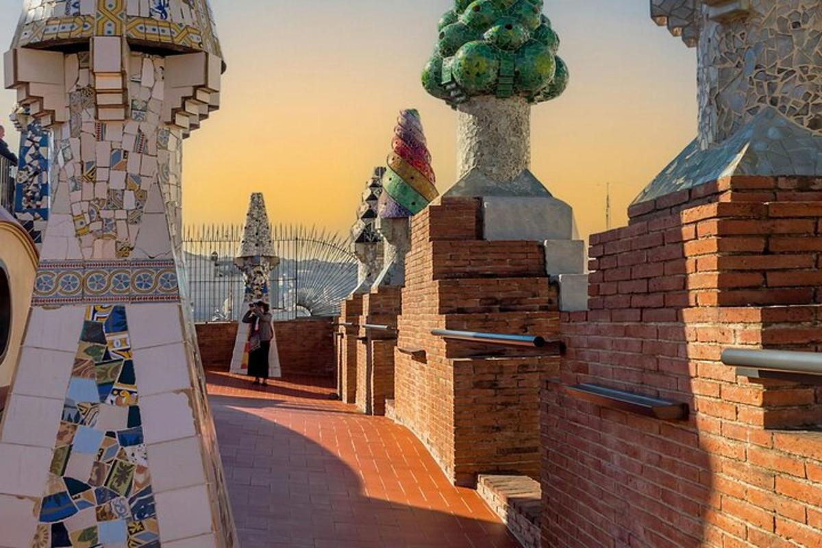 un modello di un edificio con una statua sullo sfondo