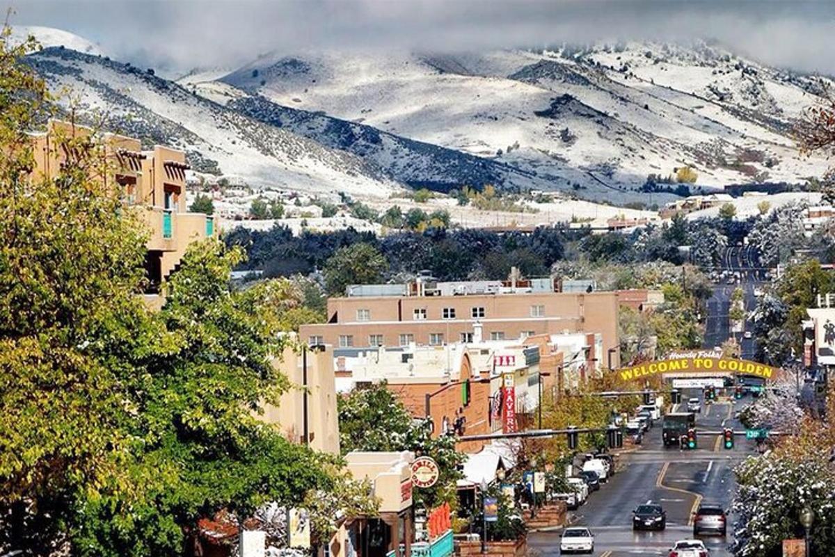 una vista di una città con una montagna coperta di neve