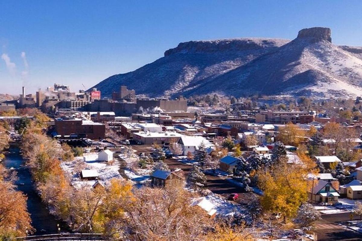 una città con una montagna innevata sullo sfondo