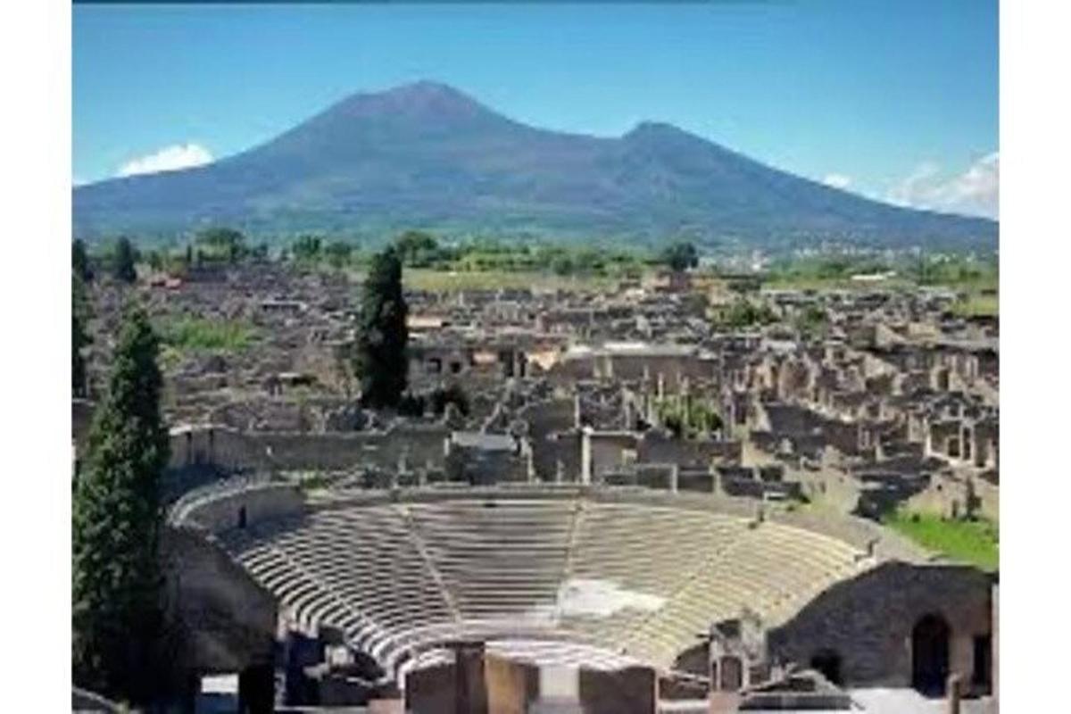 Una vista de un anfiteatro con una montaña al fondo.