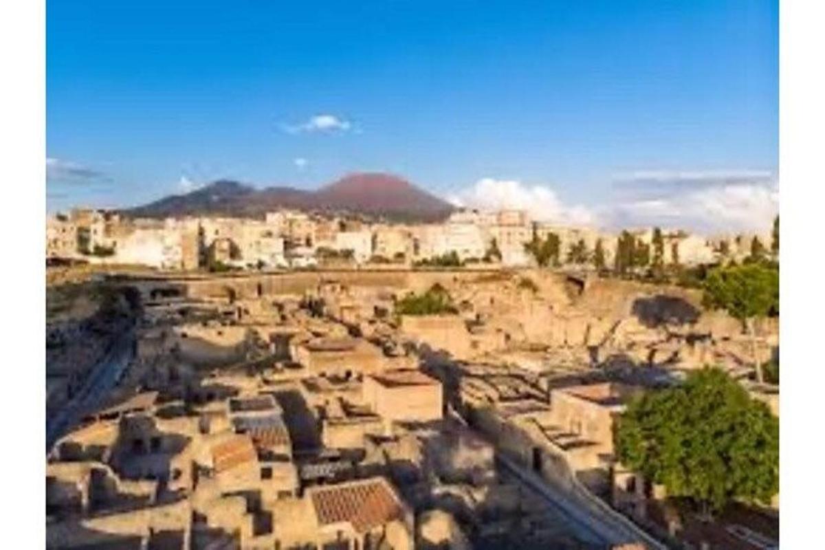 una vista aerea di un villaggio con edifici