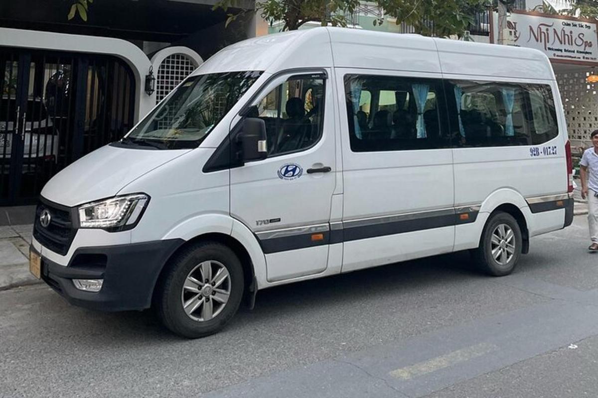 ένα άσπρο βαν παρκαρισμένο στην άκρη ενός δρόμου