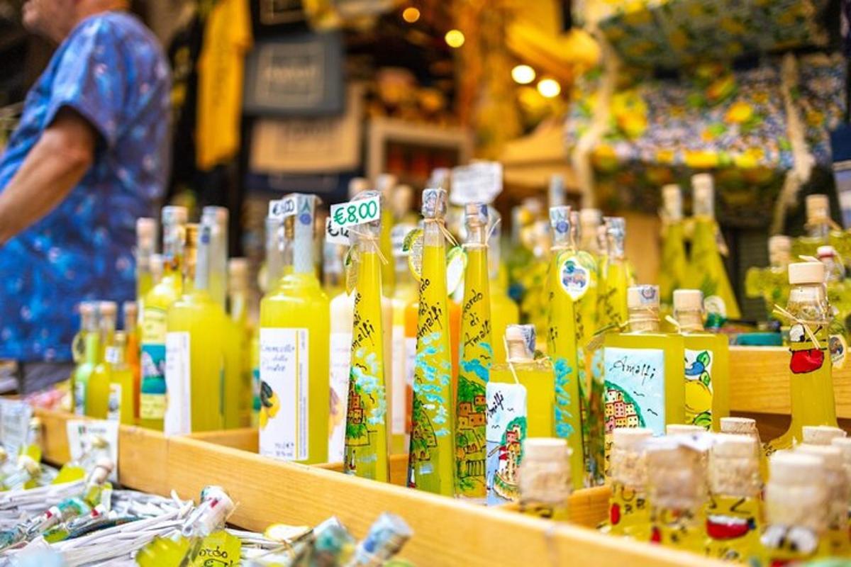 店内の飲み物のボトルのディスプレイ