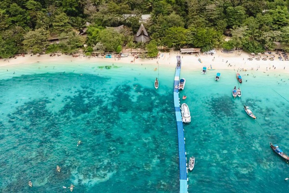 pemandangan udara pantai dengan bot di dalam air