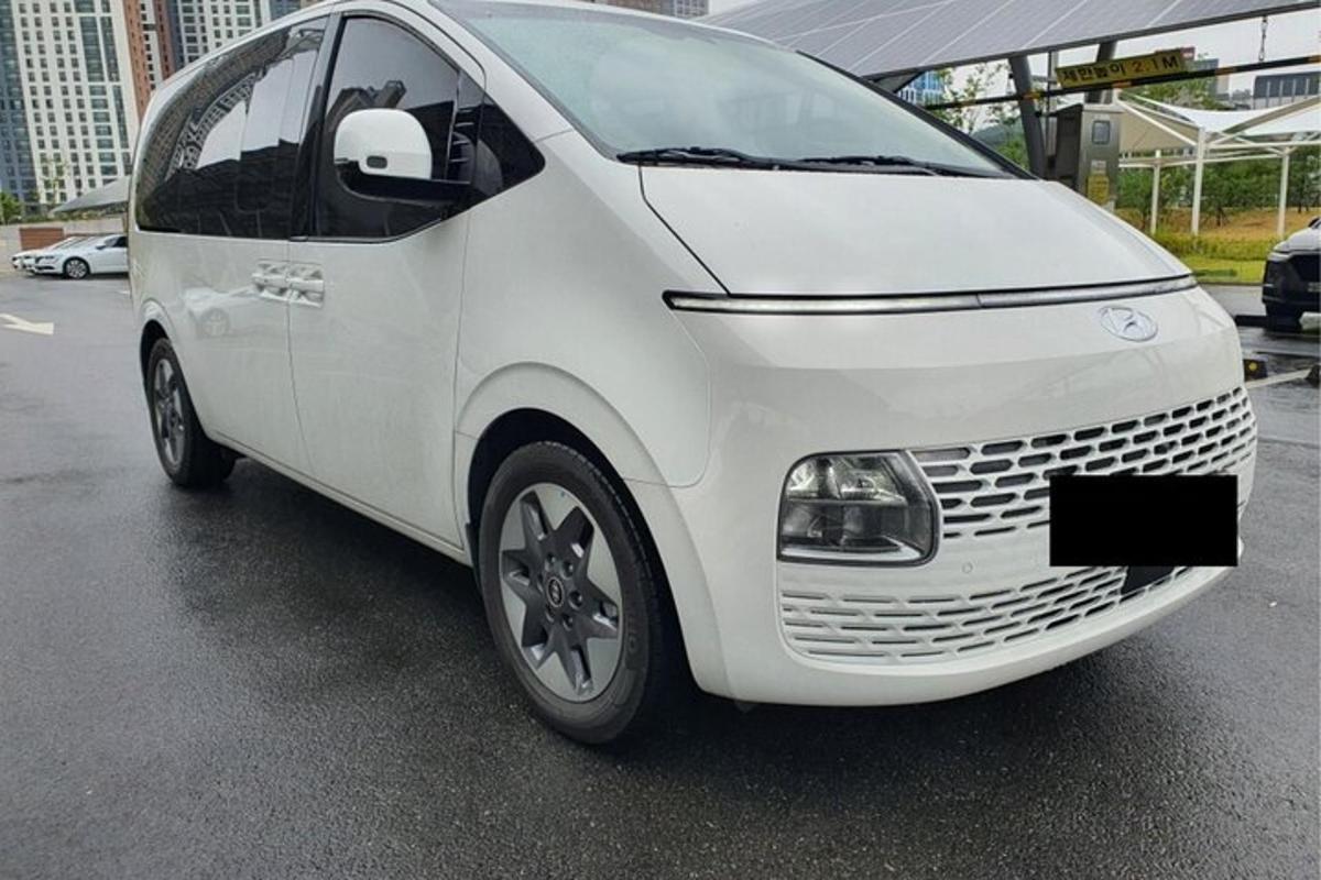bílé auto zaparkované na parkovišti