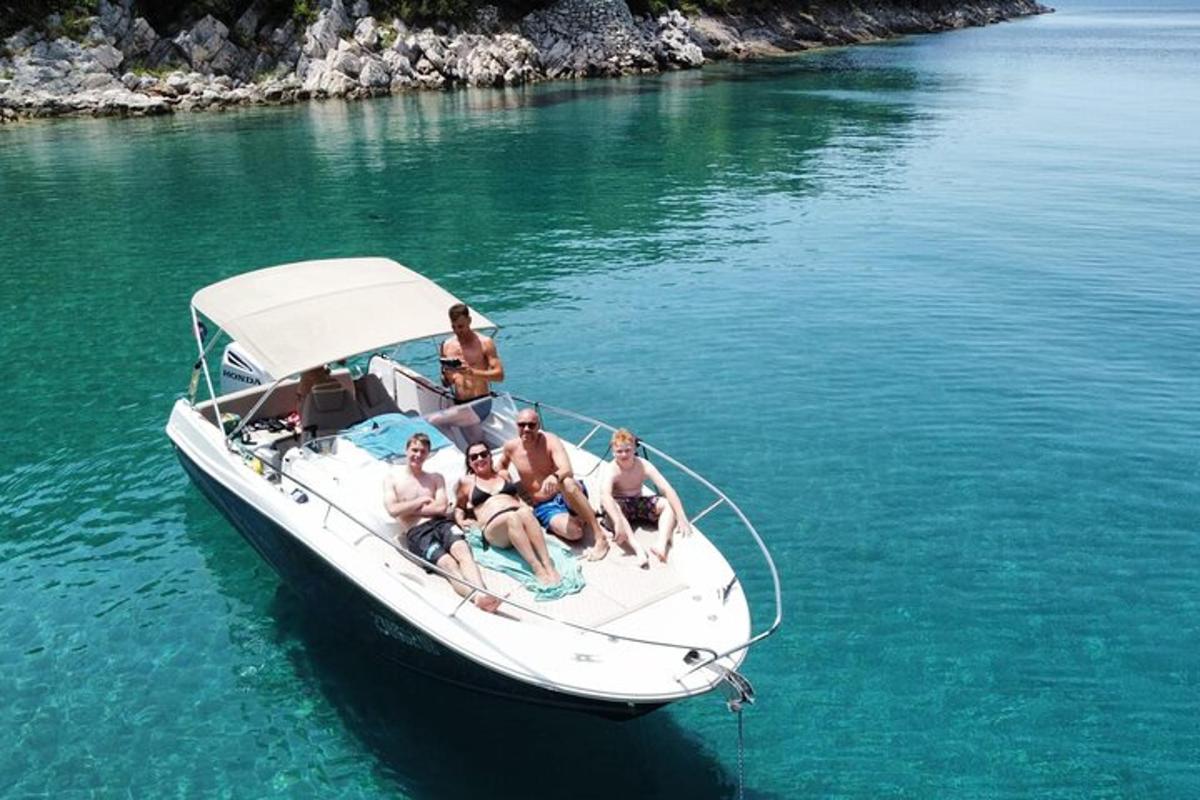um grupo de pessoas sentadas em um barco na água