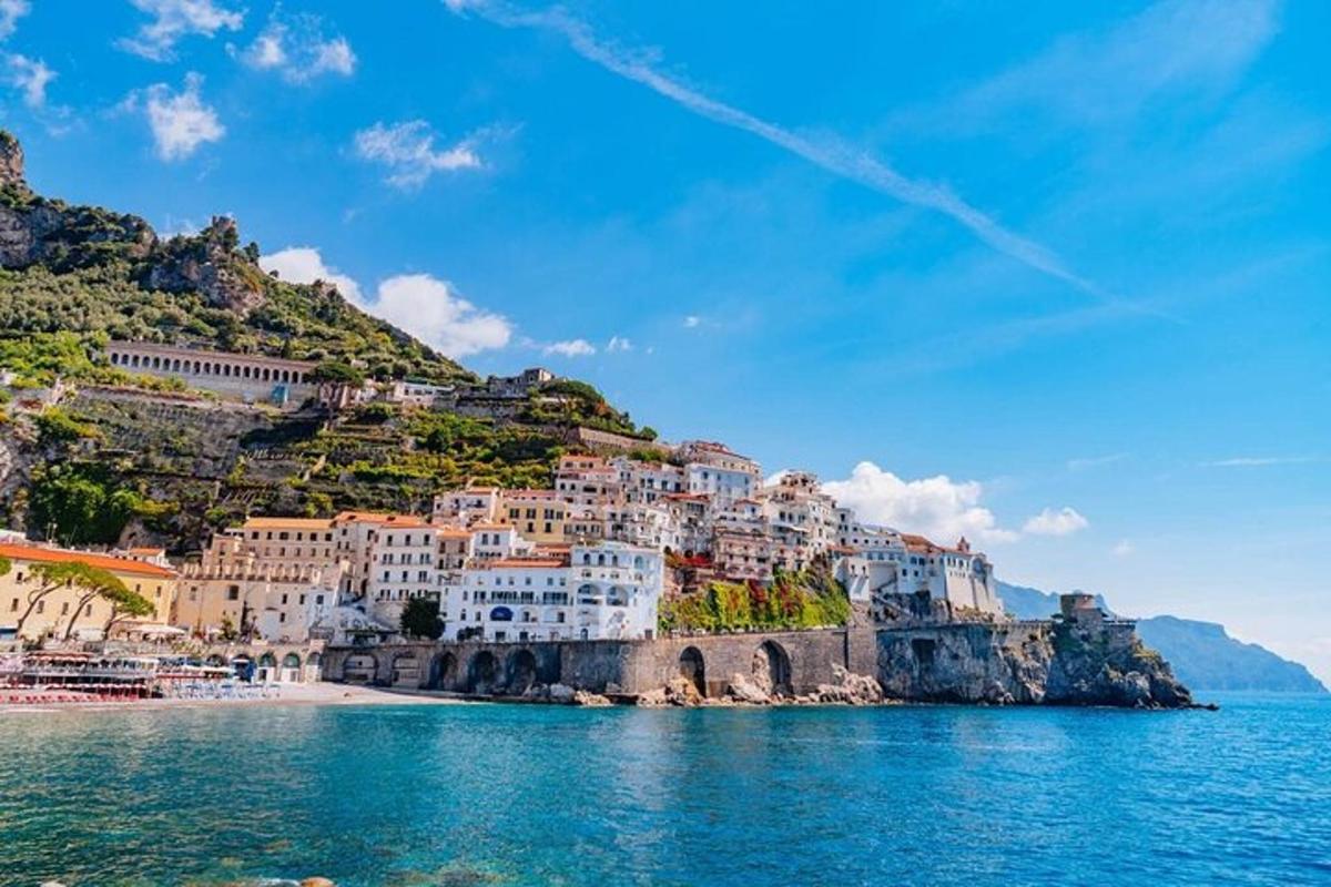 o vedere a orașului Positano pe coasta Amalfi