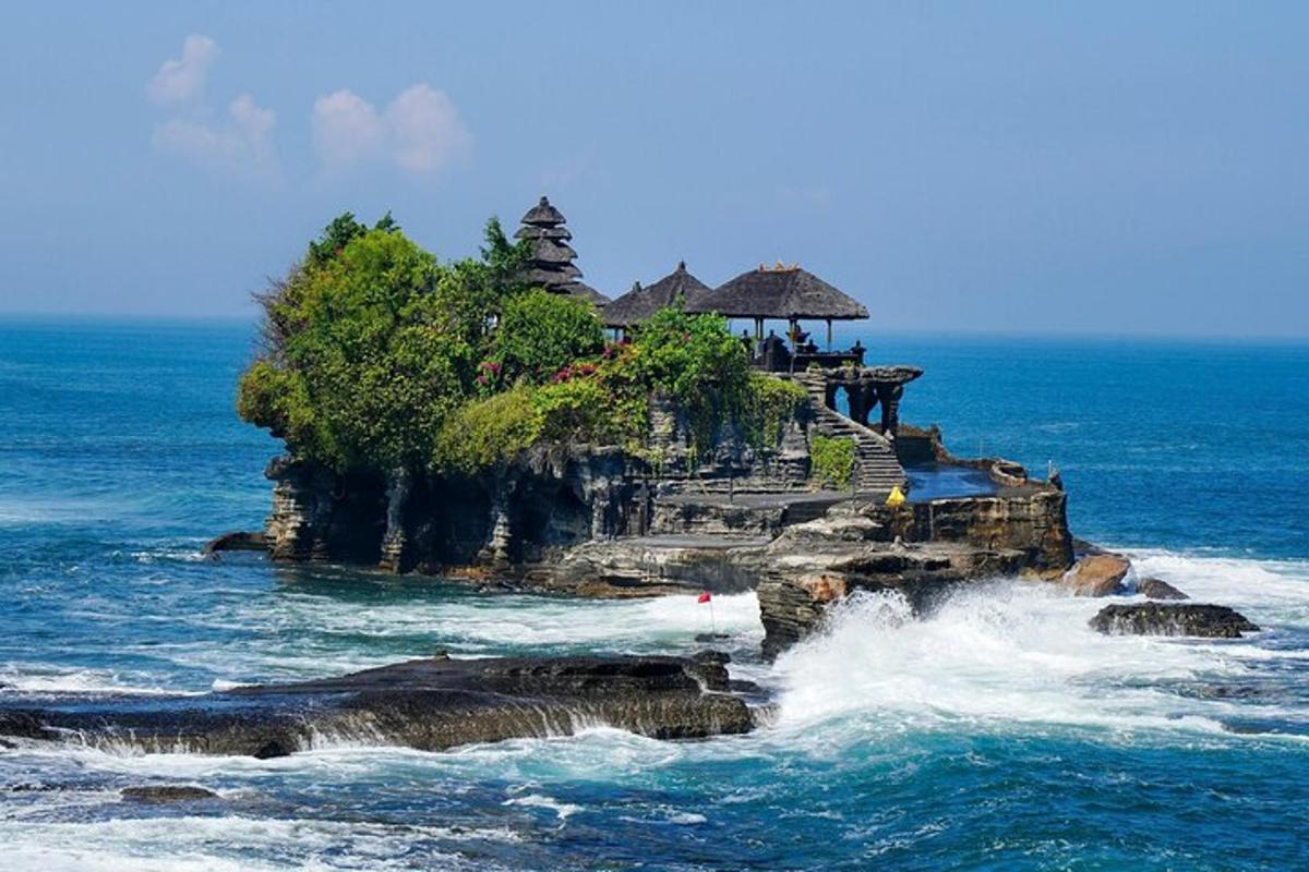 เกาะในมหาสมุทรที่มีบ้านอยู่บนเกาะ