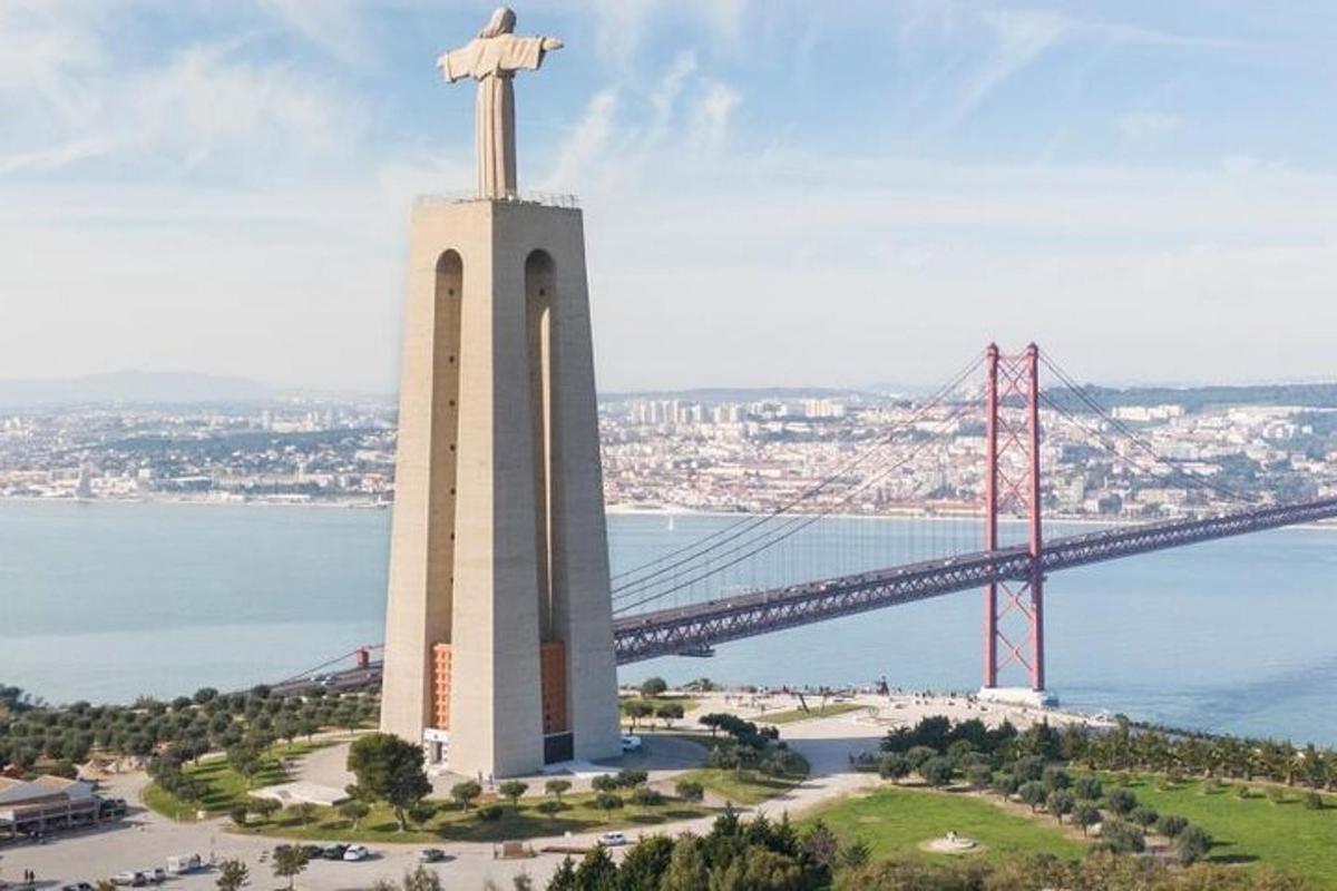 pomník s křížem na vrcholu vedle mostu