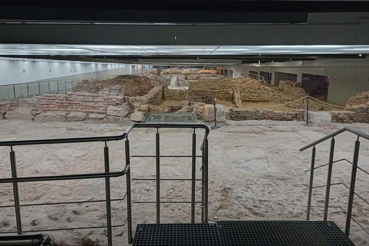 una vista d'una habitació amb ruïnes en un edifici