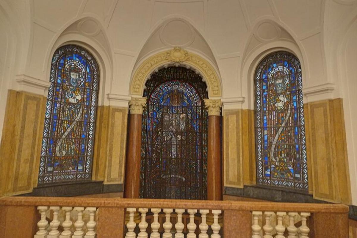dues finestres de vitralls en un edifici amb una escala