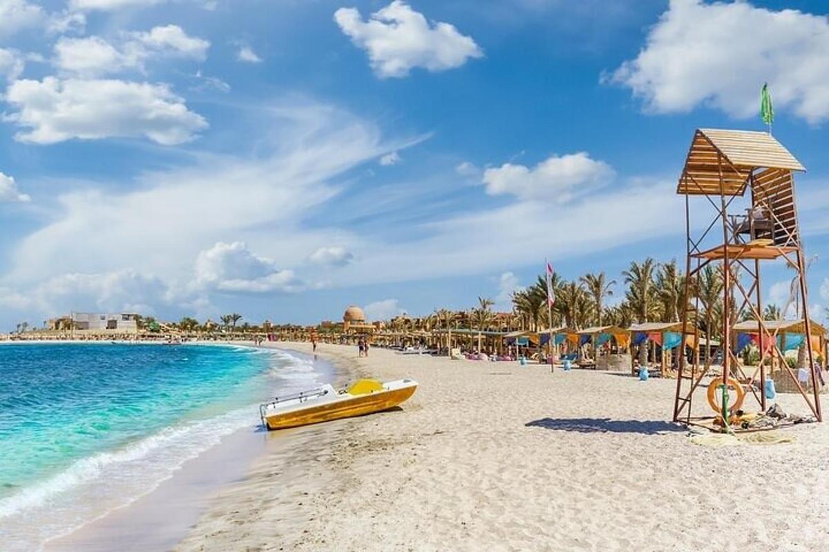 pantai dengan bot kuning di atas pasir dan lautan