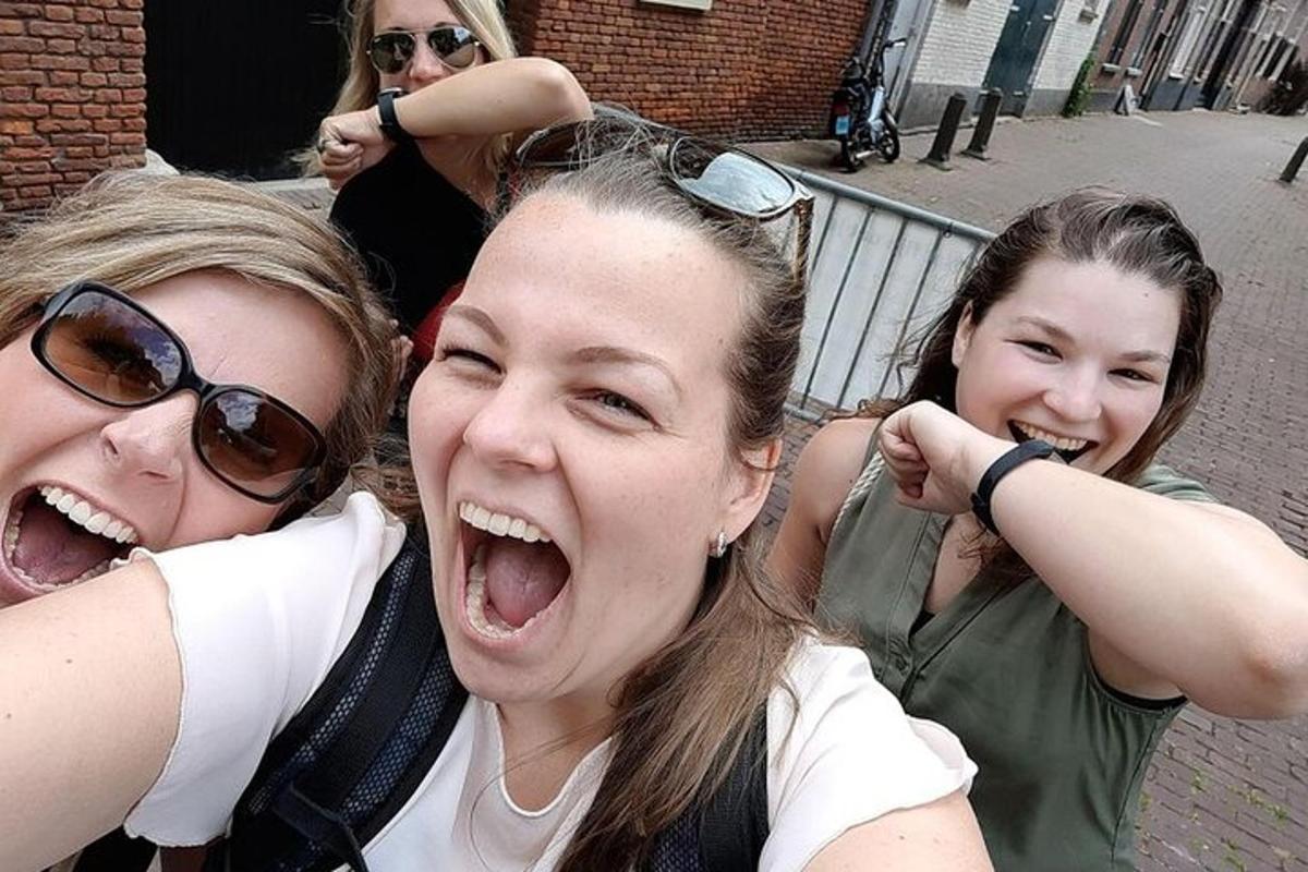 een groep van drie meisjes met hun mond open