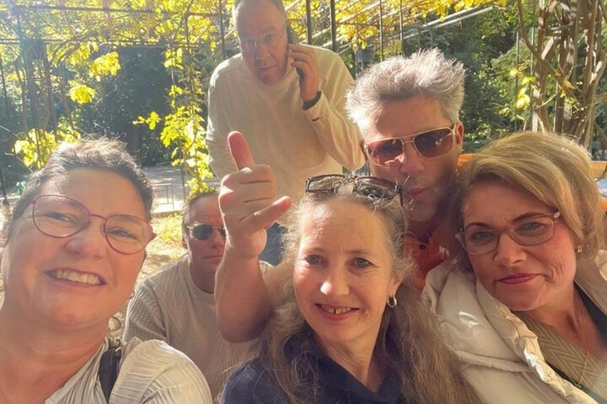 skupina lidí pózujících pro fotografii