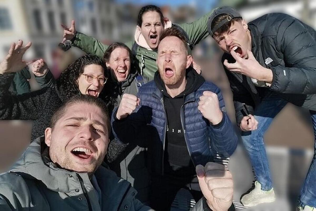 skupina mužů skákajících do vzduchu