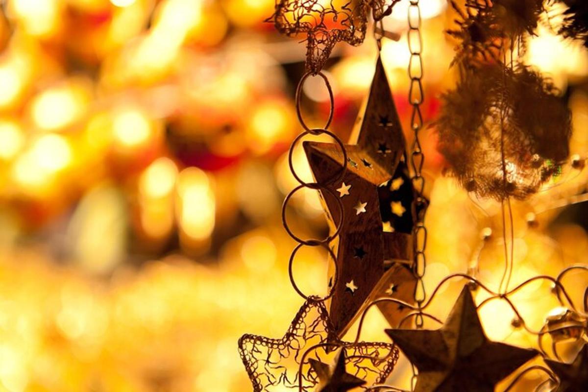 een kerststerornament hangt in een winkel