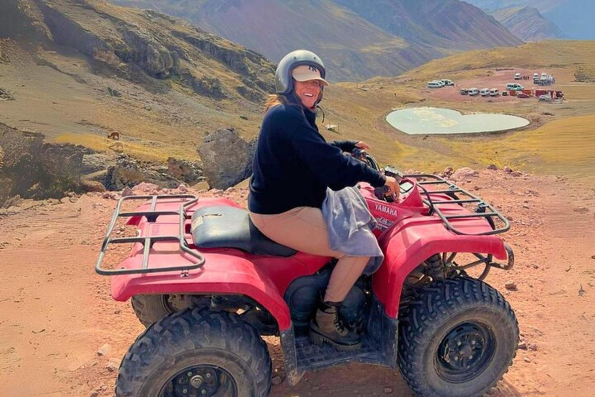 žena sedící na čtyřkolce v poušti