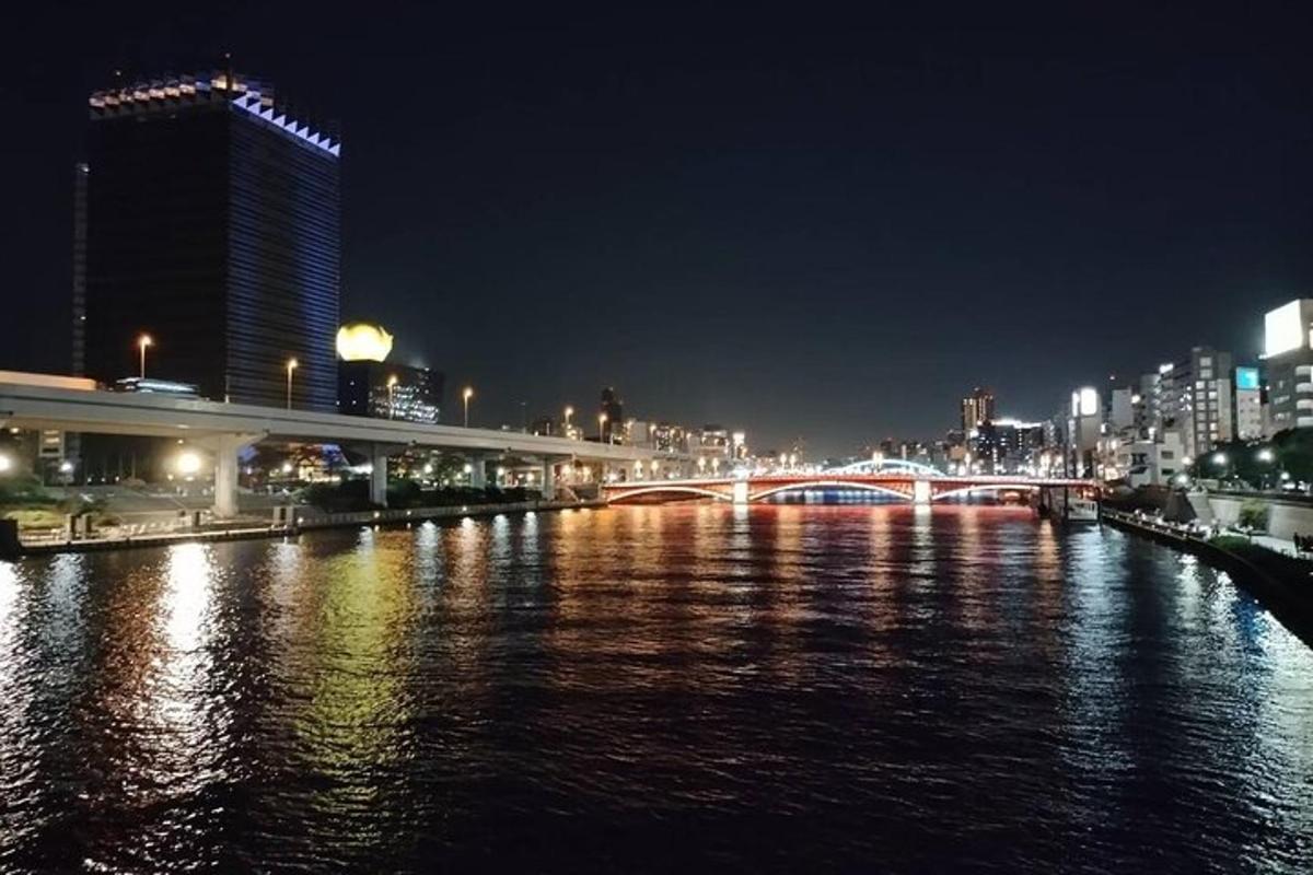 un ponte sopra un fiume con una città di notte