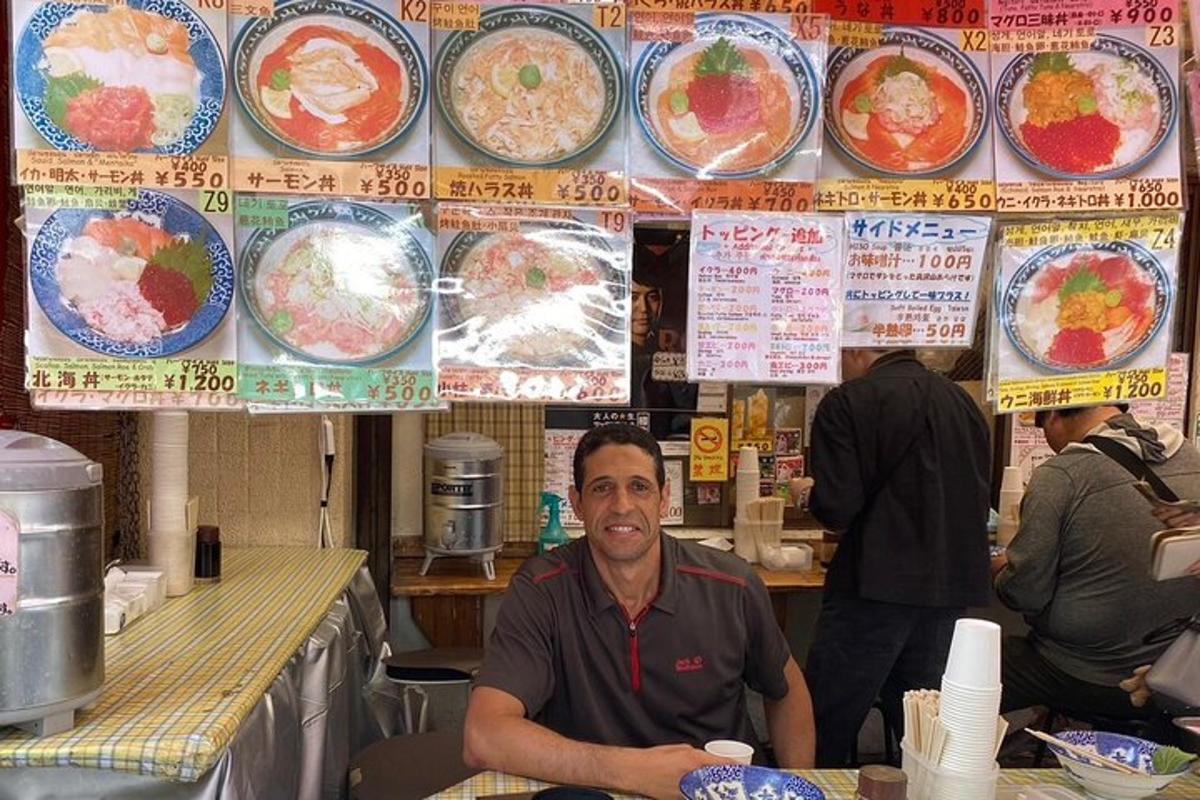 un uomo seduto a un tavolo in un ristorante