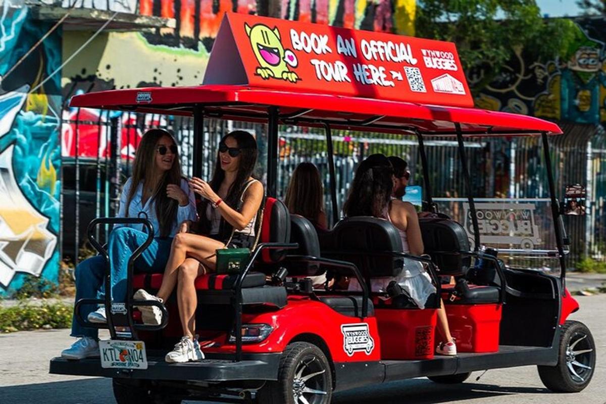 un grup de femei așezate pe o căruță de golf