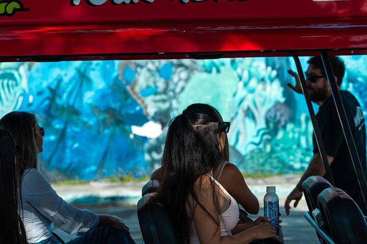 un grup de oameni care stau într-un autobuz
