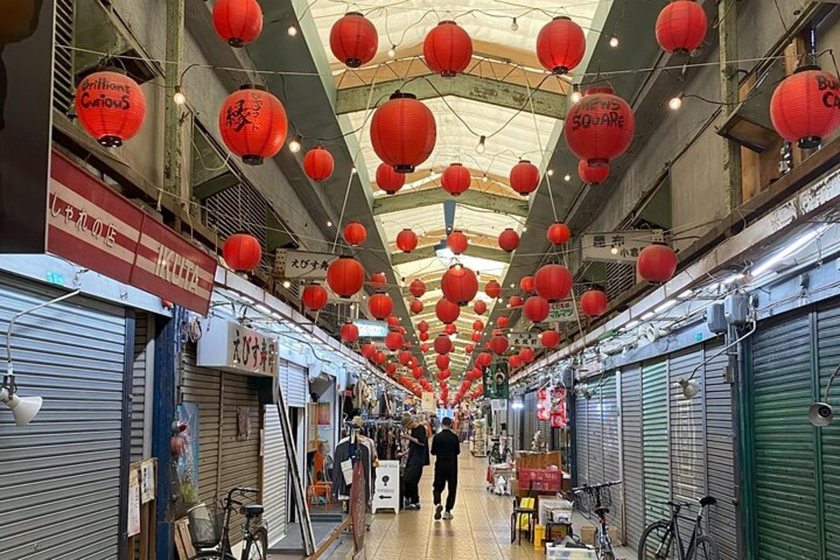 Un pasillo de tienda con faroles rojos colgando del techo.