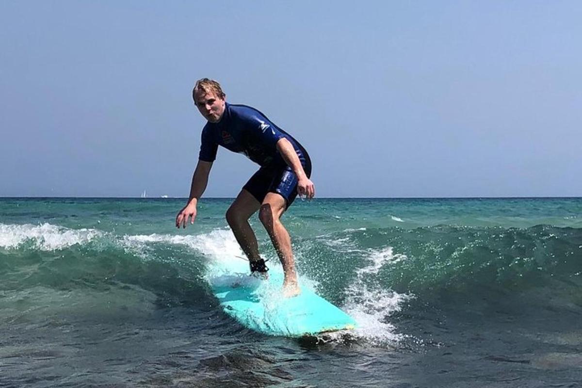 一名男子在海上冲浪