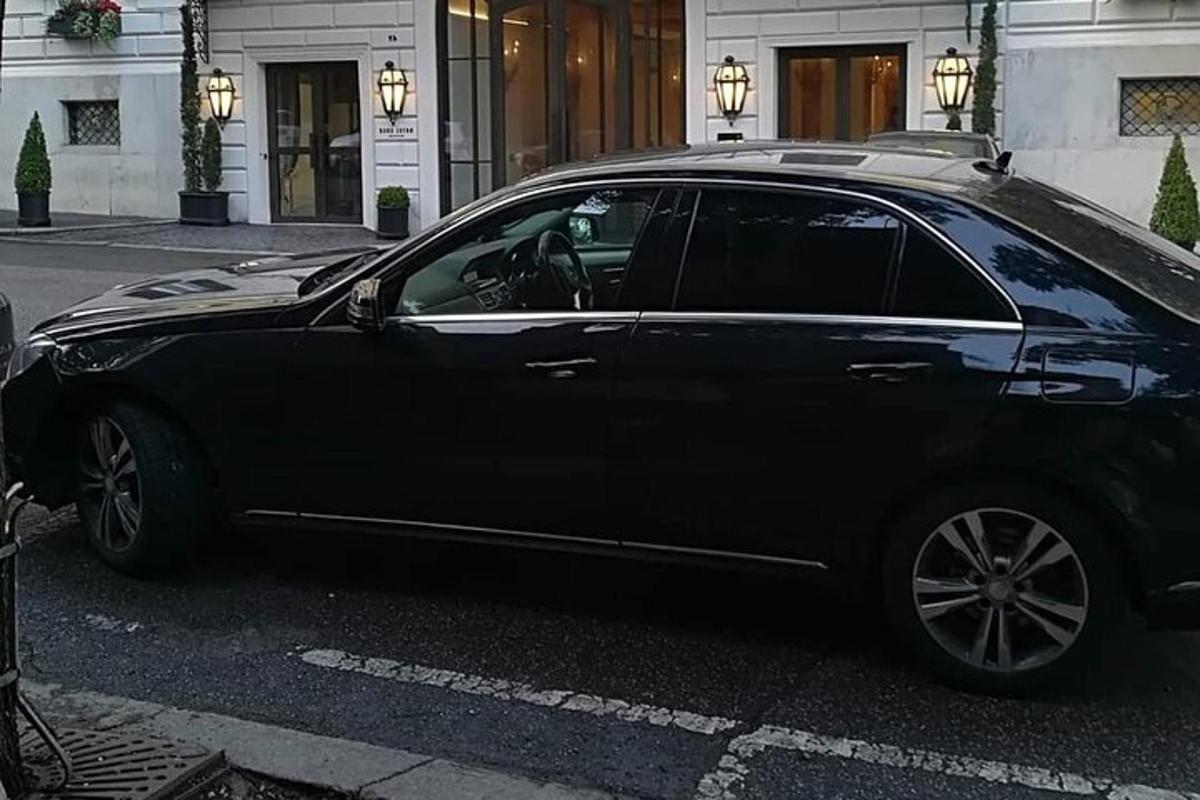 černé auto zaparkované na parkovišti