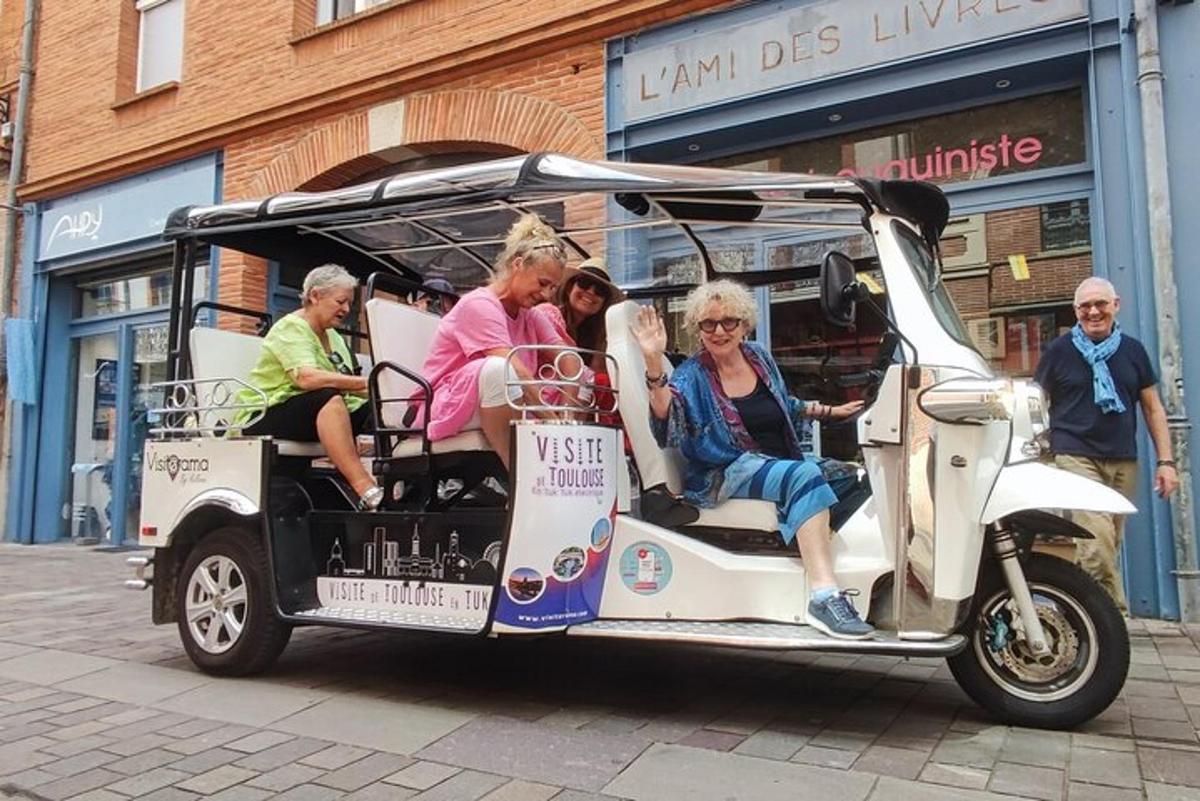 un gruppo di persone a bordo di un golf cart