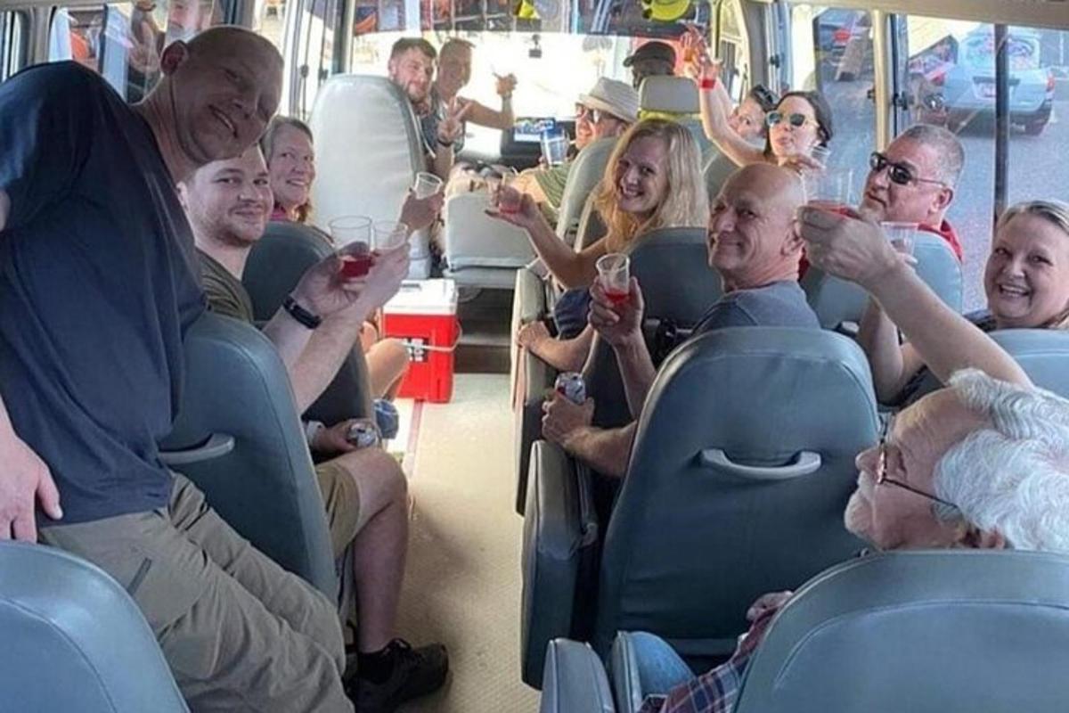 un gruppo di persone sedute su un autobus