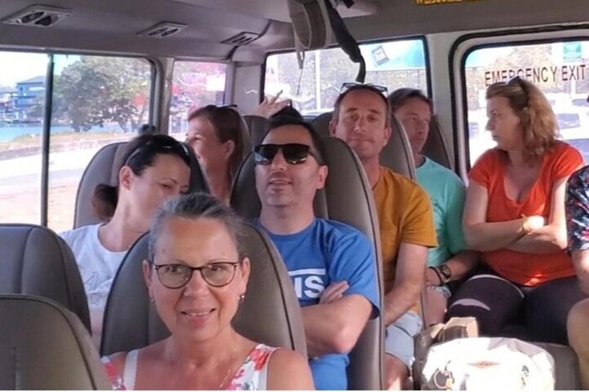 un gruppo di persone sedute su un autobus