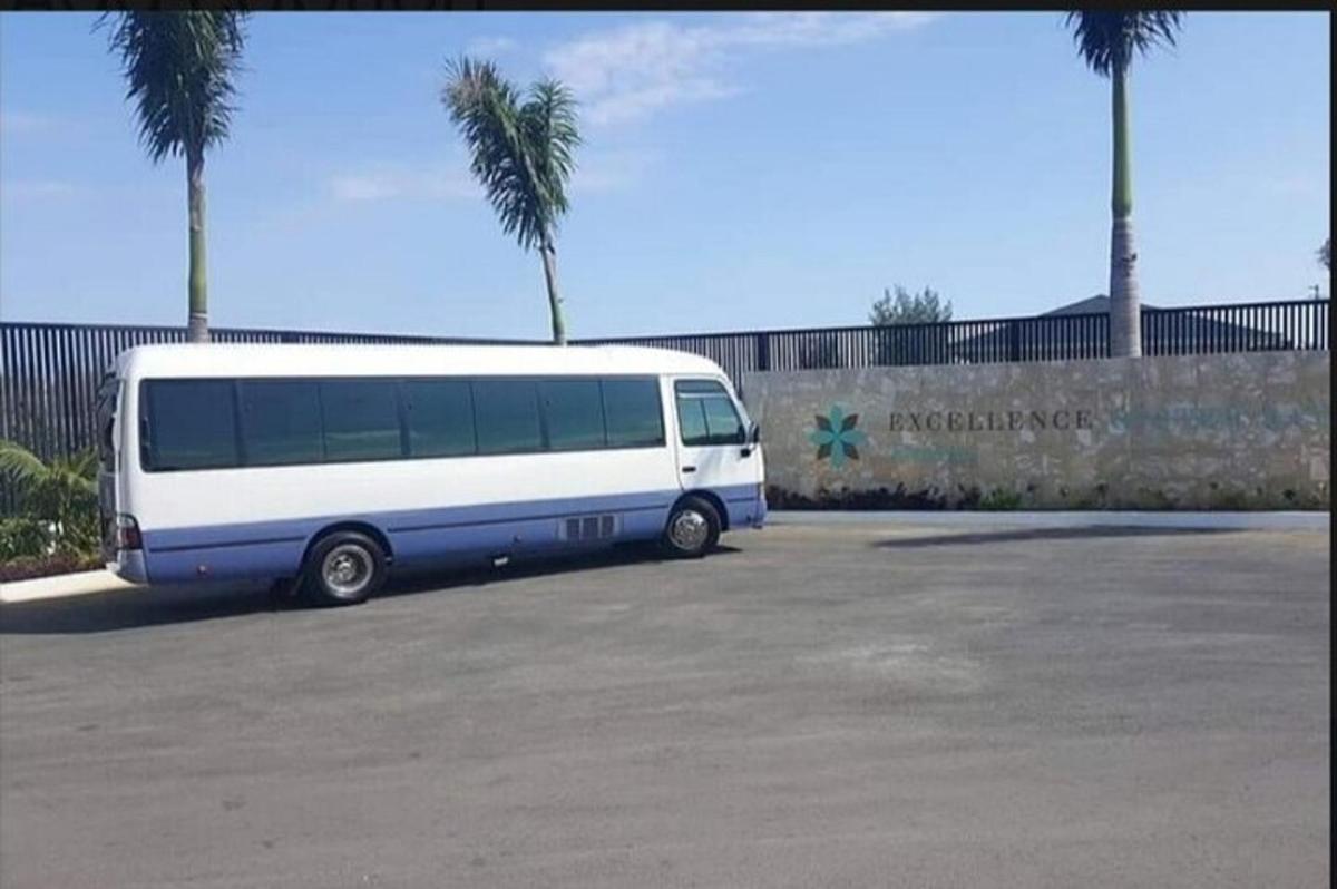 un autobus bianco e blu parcheggiato in un parcheggio
