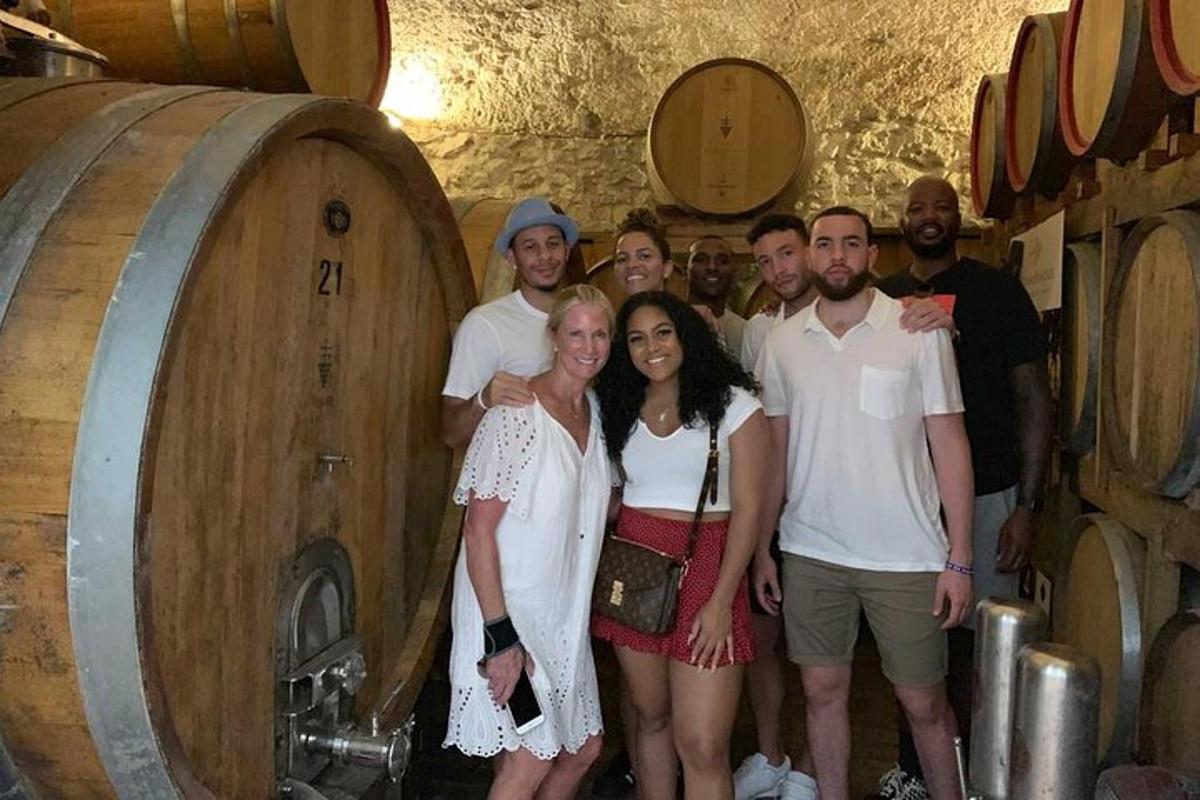 un grup de persones posant davant d'un barril