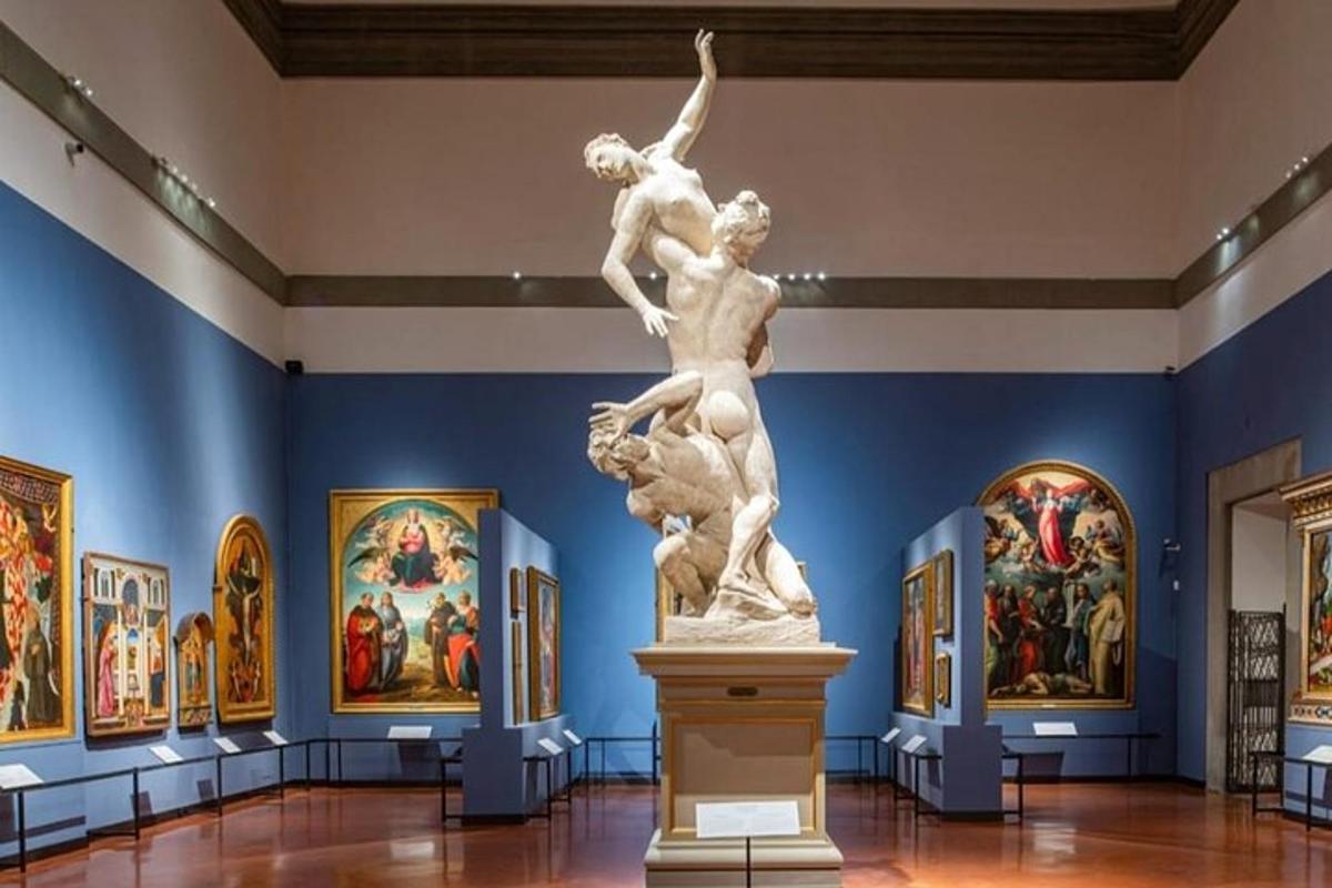 en statue i et museum med malerier