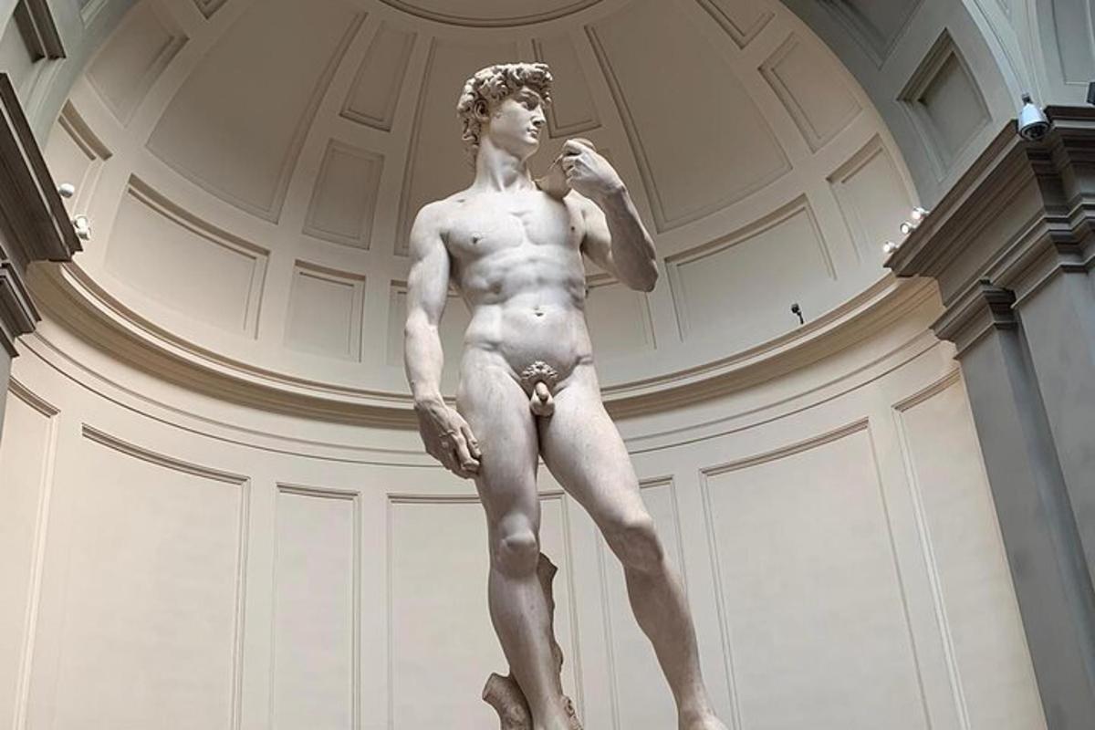en statue av en mann som snakker i mobiltelefon