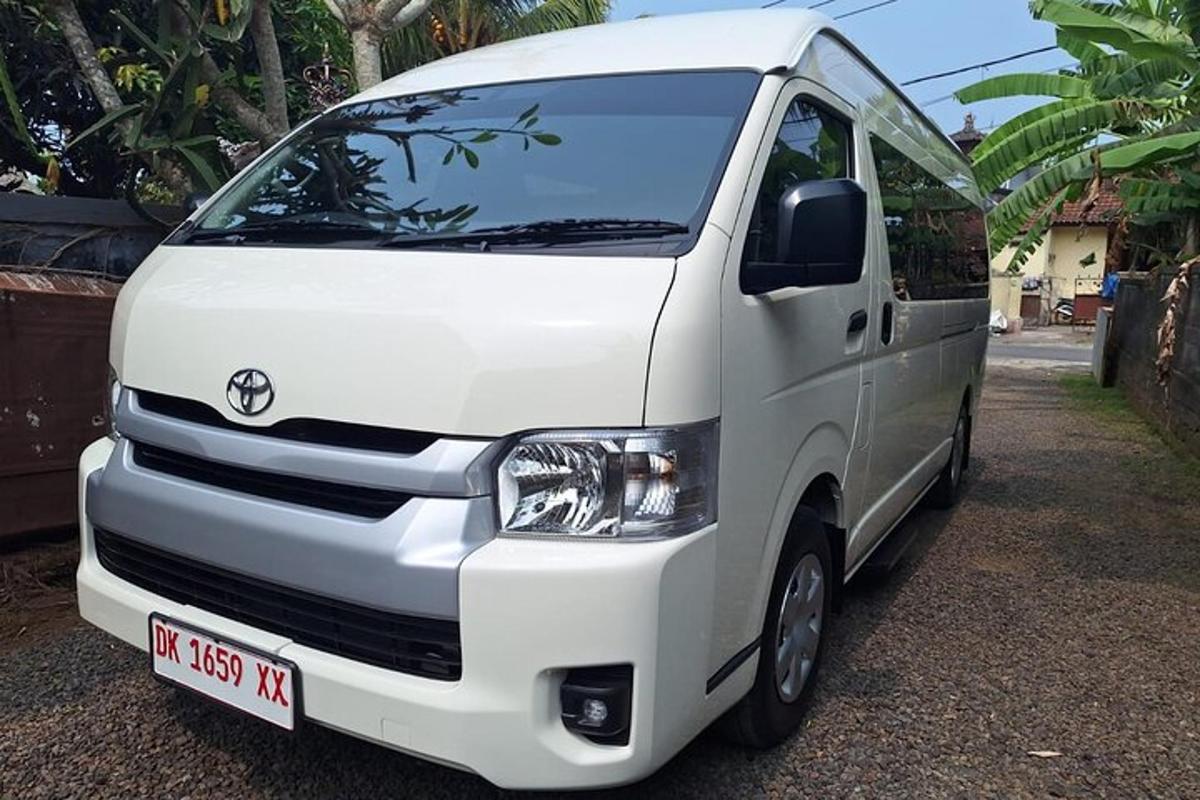 bel kombi parkiran ob strani ulice