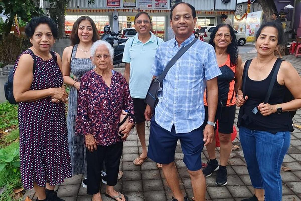 grupp inimesi poseerib pildi jaoks