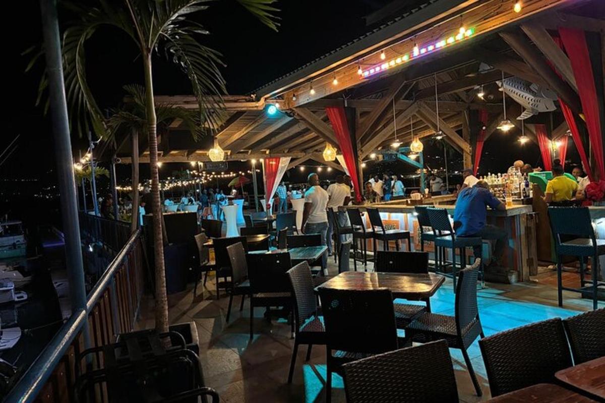 restaurace se stoly a židlemi a barem