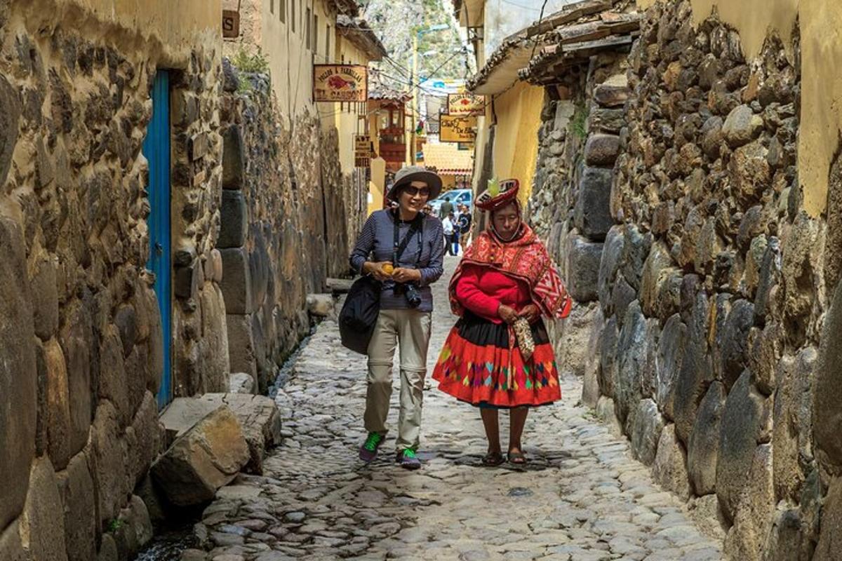 un uomo e una donna in piedi in un vicolo