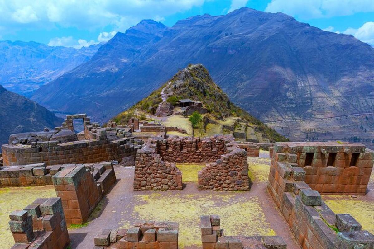 una vista delle rovine di una montagna