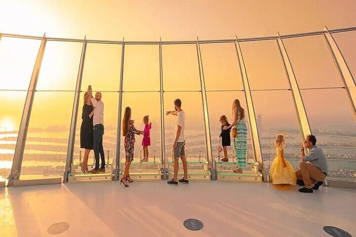 un gruppo di persone in piedi sulla cima di un edificio