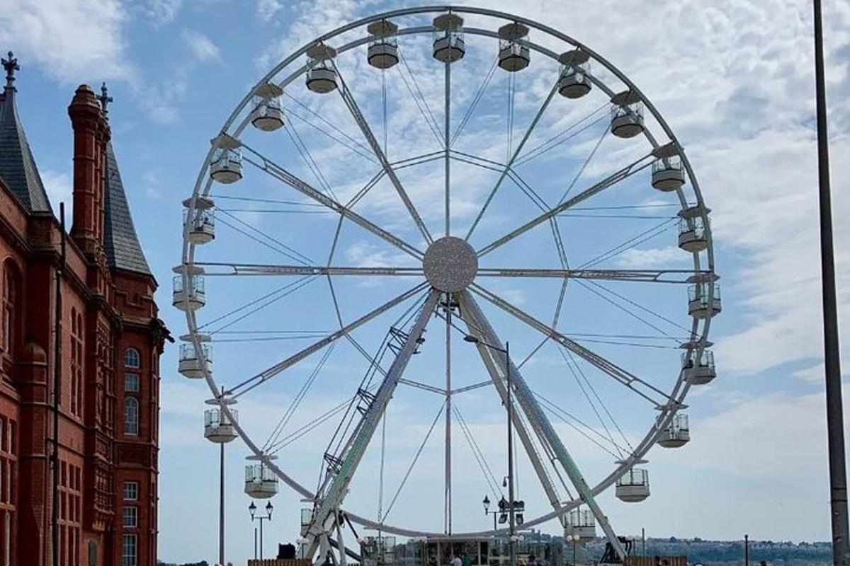 o roată mare în mijlocul unui oraș