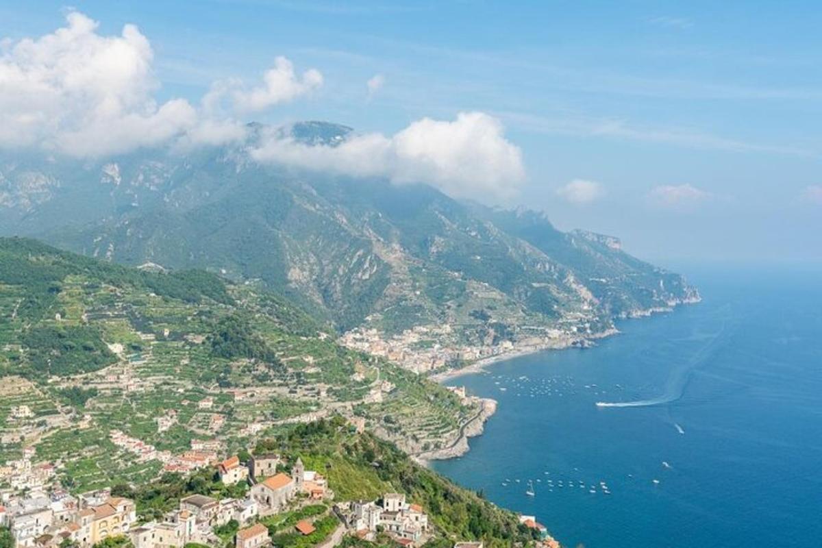 zračni pogled na mesto na hribu blizu oceana
