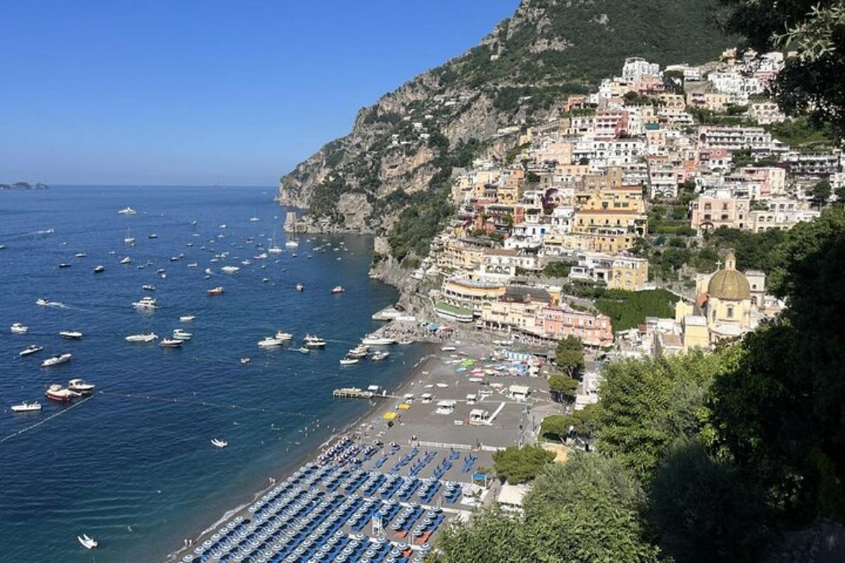 pogled na plažo s čolni v vodi