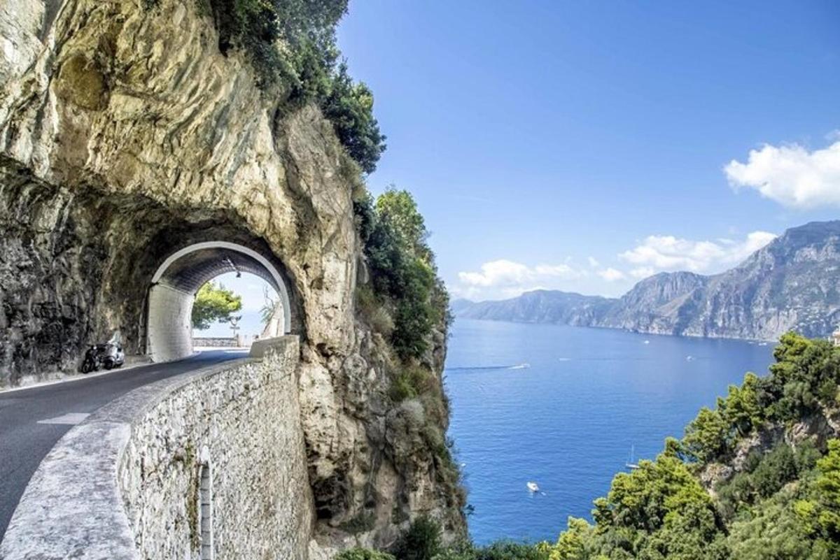 ένας δρόμος με μια σήραγγα στην πλαγιά ενός βουνού