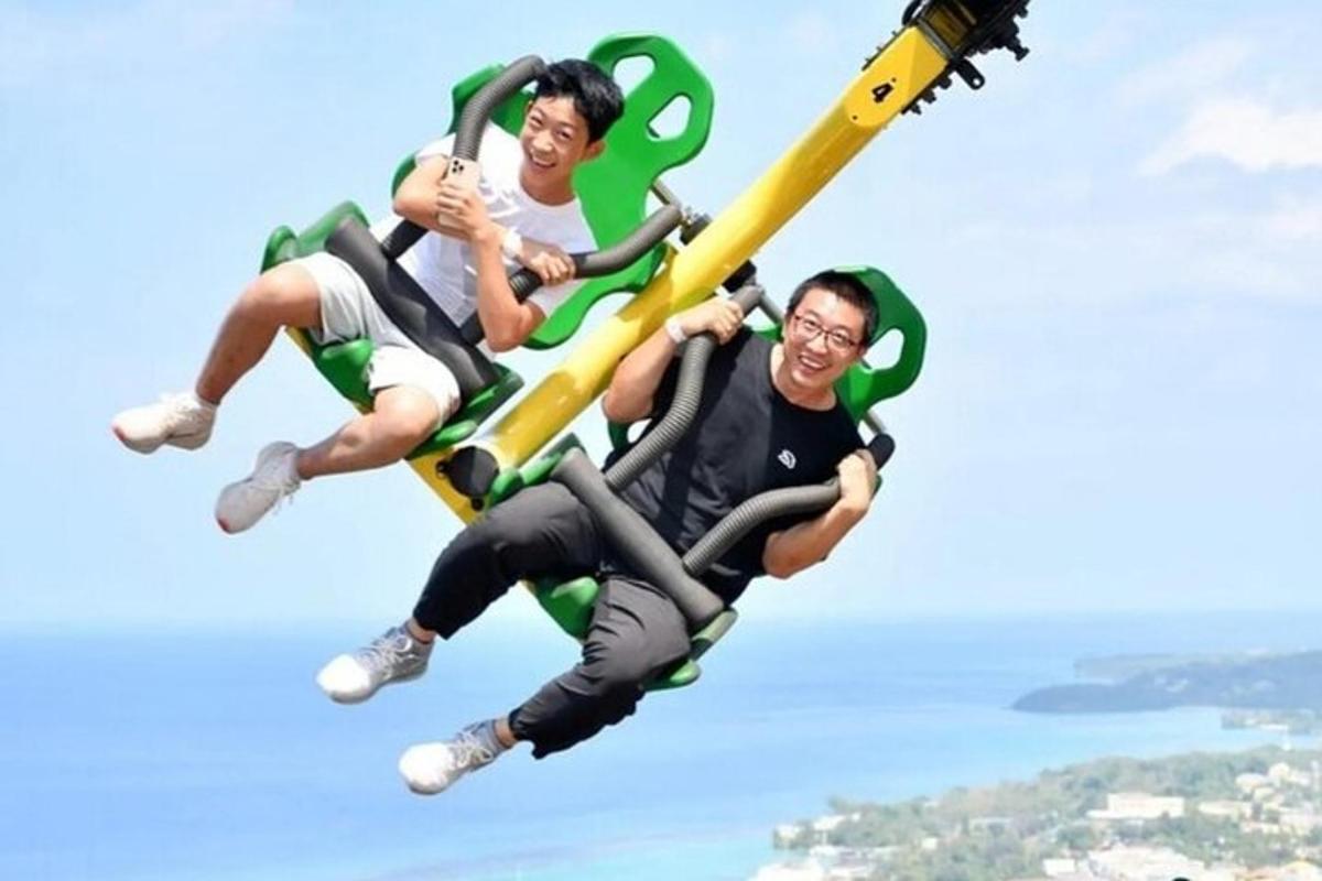 un grupo de tres personas viajando en una montaña rusa