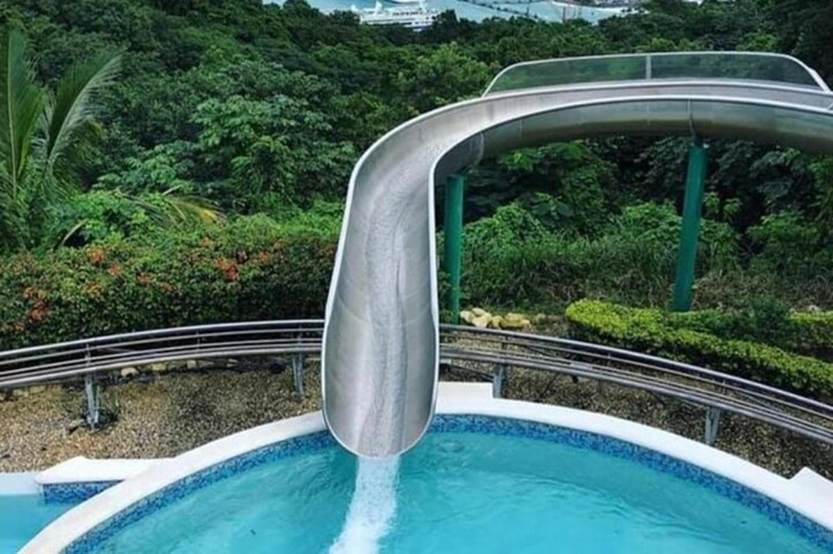uno scivolo d'acqua in una piscina in un giardino