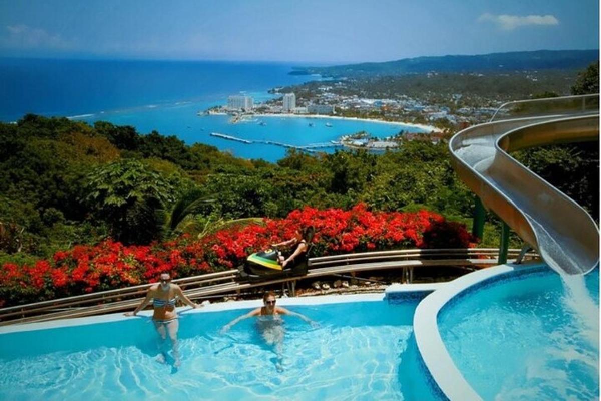 una piscina con persone in acqua in un resort