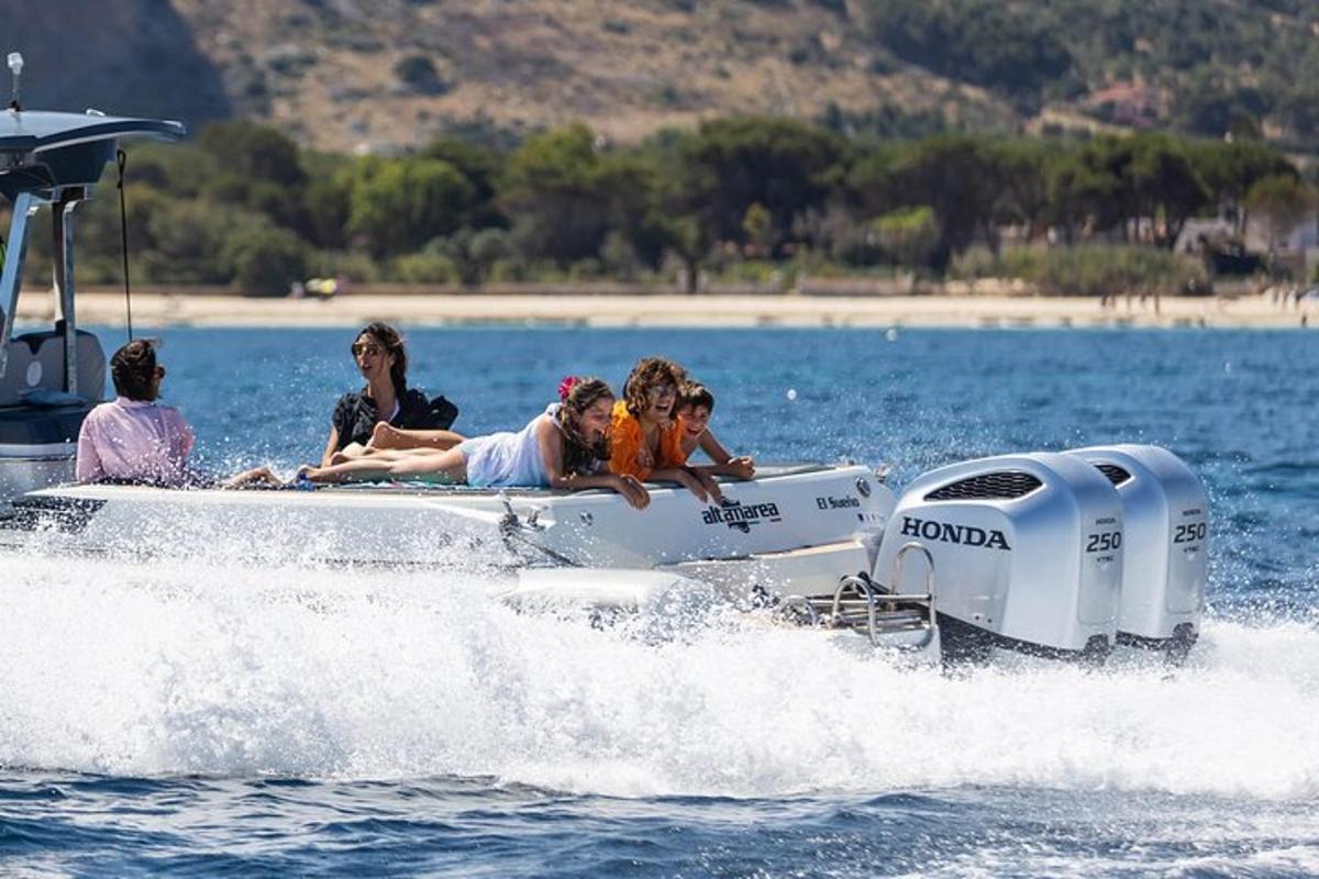 μια ομάδα ανθρώπων σε μια βάρκα στο νερό